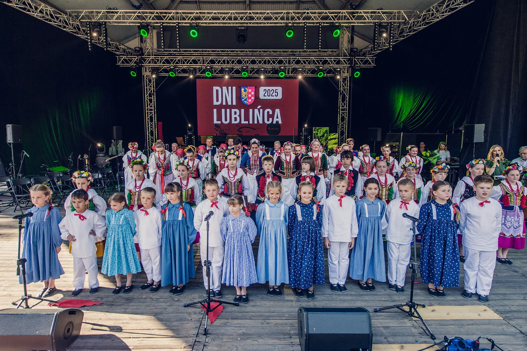 Wszystkie grupy Zespołu Pieśni i Tańca Halka na scenie